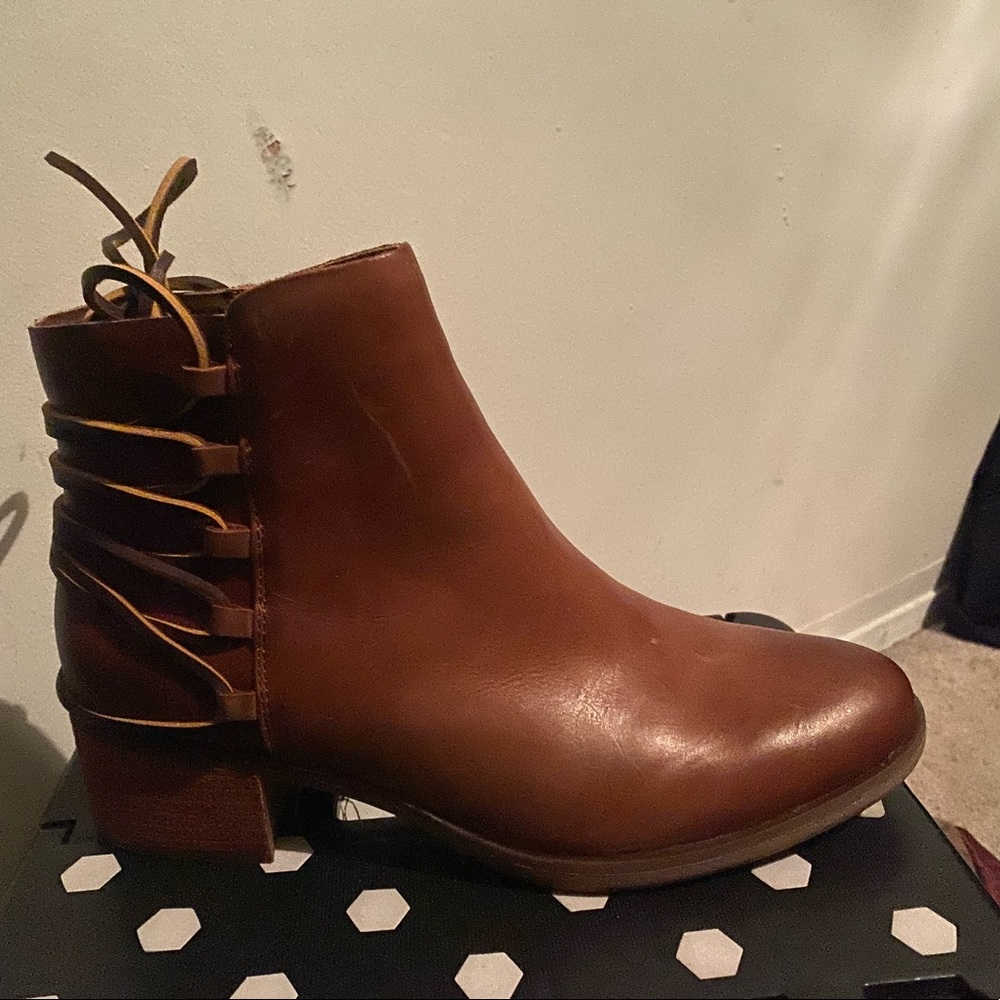 Super comfy Korks booties size 8, BRAND NEW!